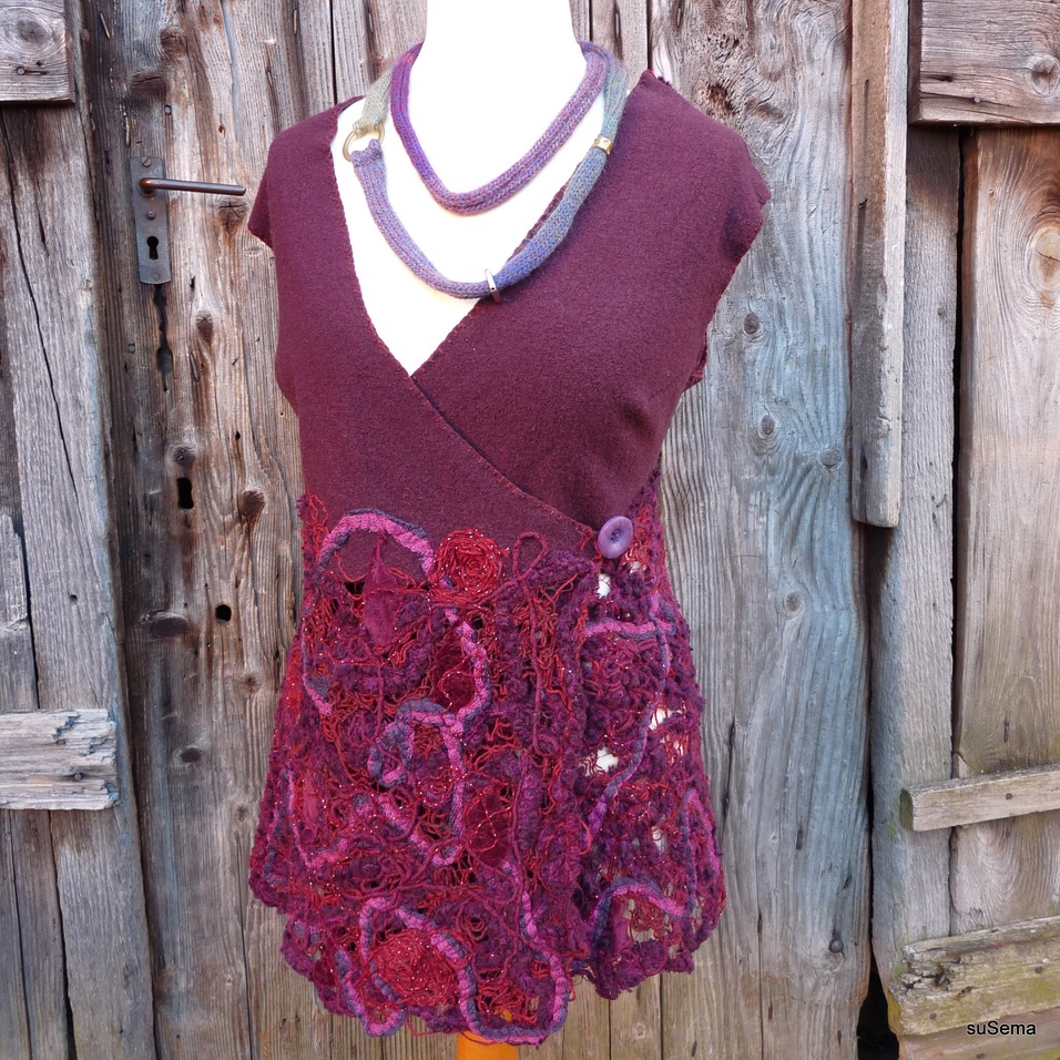 Kleid, entstanden aus alten T-Shirts